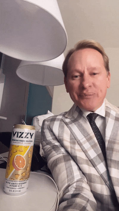 Carson Kressley showing a Vizzy